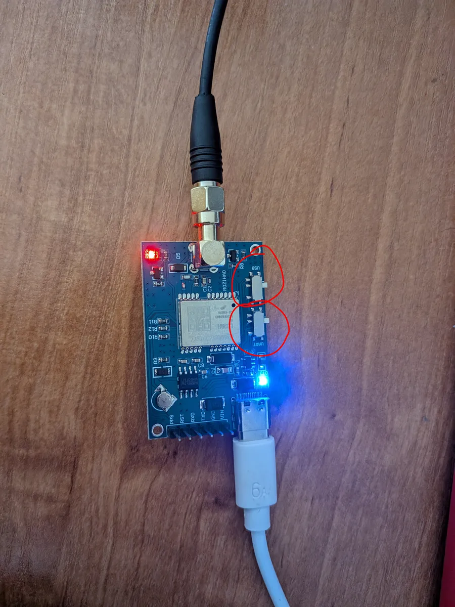 Moduł RTK Quectel LC29HEA z zaznaczonymi przełącznikami USB i UART, podłączony kablem USB-C